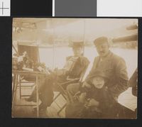 På George Baden-Powells yacht «Otaria». Eva Nansen sittende ved bordet, ved siden av Baden-Powell. Foto: Fridtjof Nansen (1896).