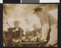 På George Baden-Powells yacht «Otaria». Baden-Powell sjenker kaffe til Eva Nansen og Fredrik Hjalmar Johansen. Foto: Fridtjof Nansen (1896).