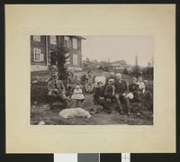 Sommerferie på Sørkje. Irmelin ble født der dette året, og sitter på fanget til ei barnepike. Foto: P.H. Lofthus (1901).