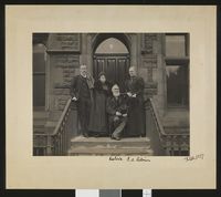 På besøk hos baron William Thomson Kelvin of Largs. Fra venstre Fridtjof Nansen, Eva Nansen, baronen og lady Kelvin. Foto: Ukjent / Nasjonalbiblioteket (1897).