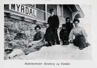 Stasjonsmester Stenberg med familie på Myrdal stasjon. Fra Turistlandet Norge, utgitt 1922.