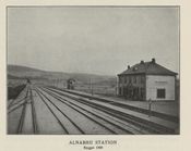 Alnabru station, bygget 1900, revet 1971. Tegnet av arkitekt Finn Knudsen og oppført av Strømmen Trævarefabrik. Kilde: "Norsk Hoved-Jernbane i femti Aar". nb.no