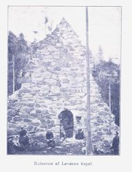 Kapellet før det ble restaurert på 1900-tallet. Fra Holmestrand og omegn, utgitt 1907.