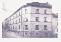 Arbeiderbolig i Nedre Hammersborggate 11 (1852), revet i 1961 i forbindelse av sanering av området. Foto: Fra boken Oslo - Kristiania (Kristiania, 1924)