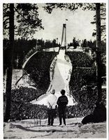 Holmenkollbakken på 1950-tallet. Foto: Ranheim: Norske skiløpere : Østlandet sør, 1956