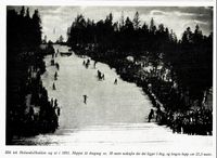 Holmenkollbakken i 1892. Dengang lå hoppet ca 50 m nedenfor der det ligger i dag og lengste hopp var 21,5 m. Foto: Ranheim: Norske skiløpere : Østlandet sør, 1956