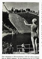 Etter utbyggingen i 1951-1952 ble Besserudtjernet ved Holmenkollbakken gjort om til et yndet badested. Foto: Ranheim: Norske skiløpere : Østlandet sør, 1956