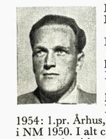 Foliefarger Ivar Eide, f. 1920 i Kragerø. Hopp. Foto: Ranheim: Norske skiløpere