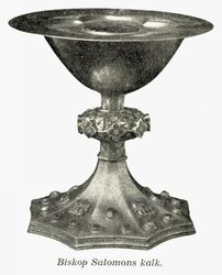 Biskop Salomons kalk, som ble gitt til kirken av biskopen som takk for at han overlevde svartedauen, som den eneste biskopen i Norge. Foto: Nasjonalbiblioteket (1922).