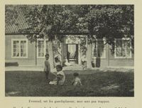 «Evenrud, set fra gaardsplassen; mor sees paa trappen».