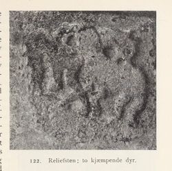 Relieff, to kjempende dyr. Fra Nøtterø, utgitt 1922.