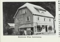 Brødrene Foss kolonial, kjøkkenutstyr, glass og stentøy. Etablert i 1913 i Rjukan, Sam Eydes gate 201.