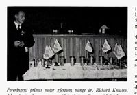 Richard Knutsen deler ut minnebeger og banner til fortjente medlemmer på jubileumsfesten 1955. Foto: Ranheim: Norske skiløpere