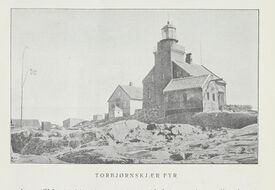Torbjørnskjær fyrstasjon fra 1872 ligger i den sørlige delen av nasjonalparken. Foto: Fra Hvaler herred 1814-1914, utgitt 1914.