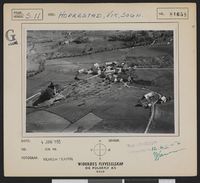 Flyfoto som viser Hoprestad stavkyrkje. Foto:Vilhelm Skappel/Widerøe Flyveselskap, 1955.