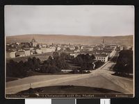 På dette postkortet ser man Tullinløkka som en stor, åpen plass mellom Universitetet og bygningene i Kristian Augusts gate. Foto: Per Adolf Thorén