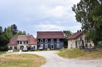 Nome, Dagsrudalleen 57, 59, Dagsrud gård. De to husene til venstre brant ned i 2019. Foto: Roy Olsen (2018).