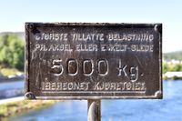 Skilt for akseltrykkbegrensning. Foto: Roy Olsen (2018).
