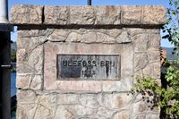 Skilt for byggeår. Foto: Roy Olsen (2018).