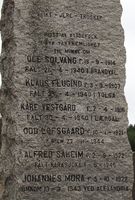 Utsnitt av bautaen over de falne under andre verdenskrig. Foto: Siri Johannessen (2010).