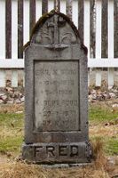 Emil S. og Albert Ruuds gravminne. Foto: Siri Johannessen (2010).