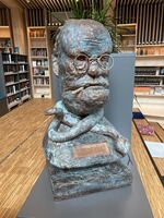 Bysten av Sigurd Hoel står sentralt i biblioteket. Kunstneren er Kjell Grinden. Foto: Siri Iversen, 2021