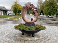 En av Kjell Grindens gjeddeskulpturer står i rundkjøringa ved Samling. Foto: Siri Iversen (2021).
