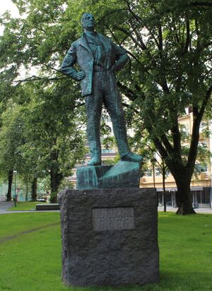 Nordahl Grieg statue Bergen 2.jpg