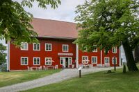 Våningshuset på prestegården er også hovedbygningen på Ringerike museum. Foto: Leif-Harald Ruud (2023).