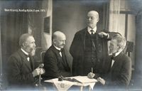 Prost Anderssen (til høyre) var formann i amtsskolestyret.