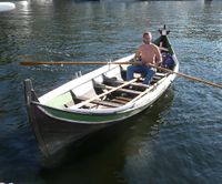 Marius Løkse ror ein nordlands-hundromsfæring. Foto: Tore Gramnæs Jacobsen (2011).