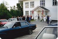 Et flaggpynta grendehus i juni 1994, da 70-årsdagen til Olave Nygård ble feira her.