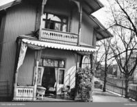 Hovedbygningen på løkkeeiendommen Frognerhøi i nr. 4. Bygningen ble revet i 1970-årene. Gata sees bak til høyre. Foto: Hans Holmboe Vogt (1908).