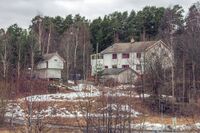 På Nordre Ås gård står kun stabburet og våningshuset igjen. Sistnevnte er sterkt modernisert. Foto: Leif-Harald Ruud (2004)