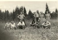 Arbeid ifbm dugnad etter planting. Fra venstre: Leif Warloff, Anne Marie Warloff, Sigurd Sandengen (bak), Alf Vinsvoll (foran), Jon Sandengen (sitter), Johan Lilleås (bak), Alice (Ally) Lilleås (bak), Gunnar Warloff (foran), Ingebjørg Warloff (bak) og Kåre Kleve (foran).