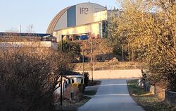 IFE sett fra Nordsnoveien nær Fetveien. På den samme høyden ble det anlagt en sterk tysk luftvernstilling. Foto 2021 Steinar Bunæs.