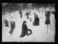 Julaften 1915, nek på kirkegården. Kvinner som legger kranser på gravene. Foto: Eidearkivet/Nasjonalbiblioteket