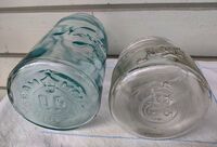 Norgesglass med ulike stempler: Christiania Glasmagasin og Drammens glass. Foto: Marianne Wiig, 2021.