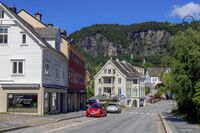 Sandvenvegen er hovudgata i Norheimsund. Foto: Leif-Harald Ruud (2022)