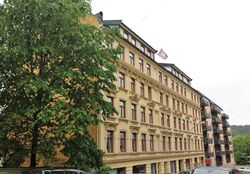 Nr 5. Både Einar Rose og Thorbjørn Egner ble født her. Foto: Pål Giørtz