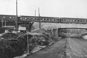 Tog på ny bru for jernbanen over Strømsveien i Sagdalen 1973. Kilde: Jernbanemuseet