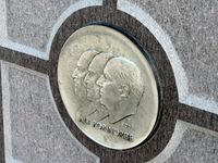 Kopi av minnemynt fra 2005 med Norges tre siste konger på Nybrua. Foto: Stig Rune Pedersen