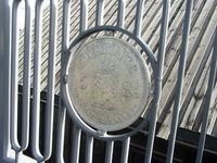 Kopi av en 5 speciedaler/20-kroners mynt fra 1874, på Nybrua. Foto: Stig Rune Pedersen