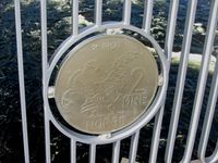 Kopi av 2-øre fra 1959 på Nybrua. Foto: Stig Rune Pedersen