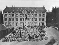 Nydalens Compagnie med arbeidere og funksjonærer oppstilt foran hovedbygningen. Foto: Per Adolf Thorén (ant. 1878)