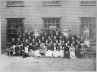 Arbeidsstokken foran fabrikkbygningen ca. 1890-91. Fotograf: Ukjent.