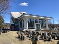 Nye Hønefoss kirke ble oppført i 2017. Den gamle kirken brant i 2010.