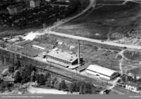 Nygaard teglverk lå der hvor nr. 124–128 er idag, Biskop Jens Nilssøns gate og Etterstadsletta går bak, og Etterstad kolonihage i bakkant sammen med bebyggelsen i Etterstadgata på Vålerenga, Hovedbanen foran. Foto: Helge Skappel/Widerøes Flyveselskap/Oslo byarkiv (1951).