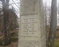 Krigsminnesmerket ved kirka. Foto: Stig Rune Pedersen (2012).