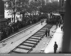Osebergskipet trekkes på skinner langs Tullinløkka.